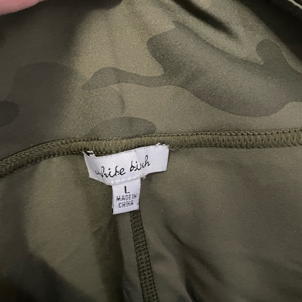 White birch athletic leggings ankle length faux leather green camo Large nwot - Picture 4 of 5
